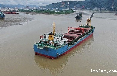 如何在散货船上装货呢?