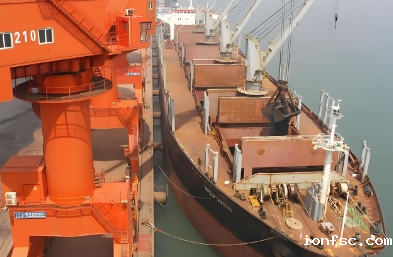 货代船公司负责管理供应链中的海运环节,确保货物安全