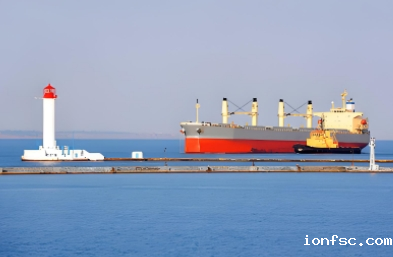 散货船装货通过规范的装船步骤和严格的安全要求，可以确保货物高效地运送到目的地