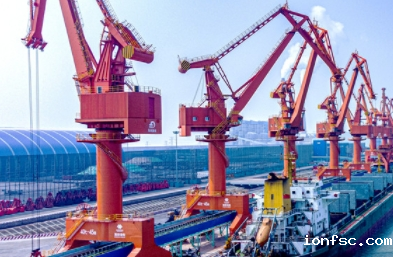 散杂船海运以其独特的运输方式、巨大的载货能力，成为连接各国经济的重要纽带