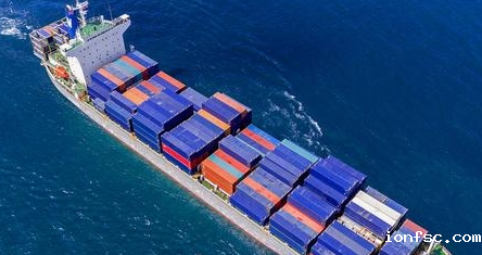 散货船如同一座座移动的城堡，承载着贸易的重要物资